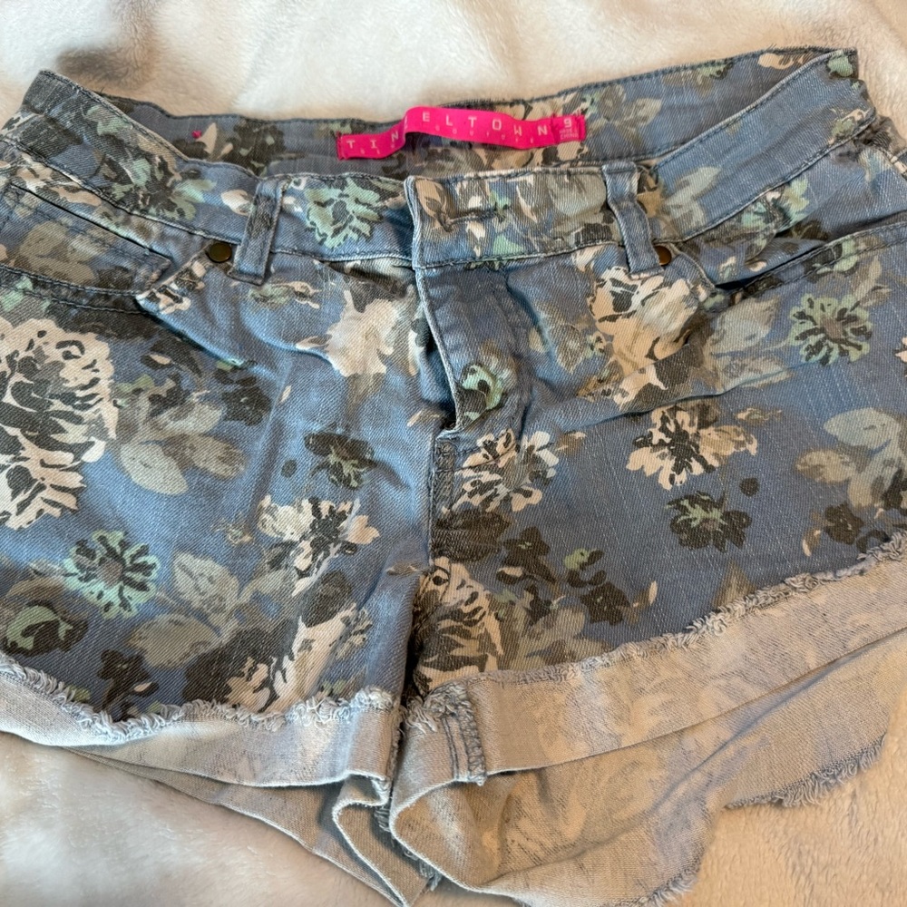 Woman’s Tinseltown shorts sz 9